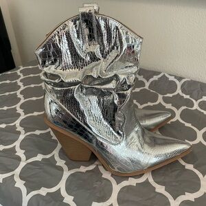CAPE ROBBIN Reflection Silver Scrunch Western Cowboy Carter Beyonce Boots 10